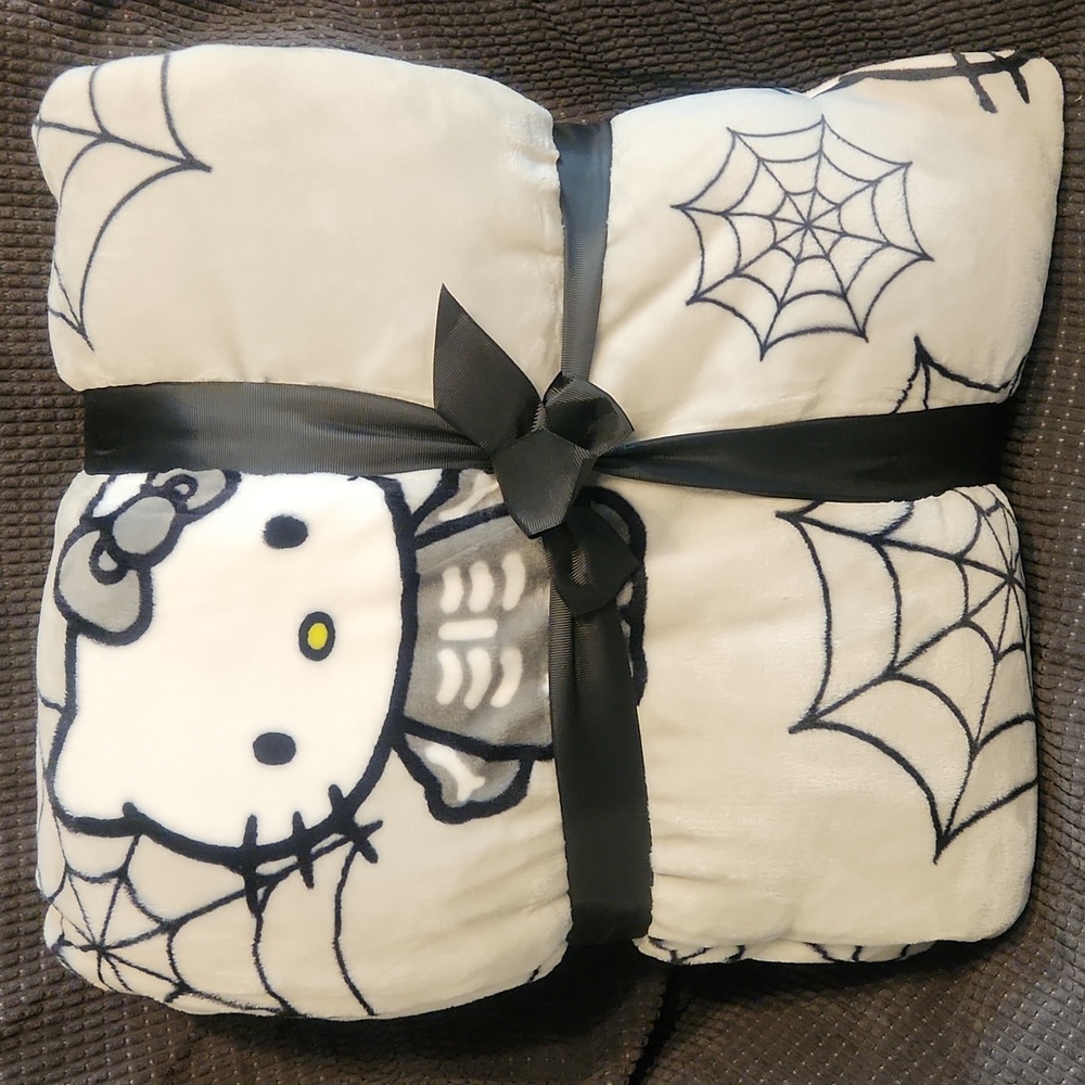 NWT Hello Kitty Halloween Skeleton & Spider Webs Grey Plush Blanket - Full/Queen